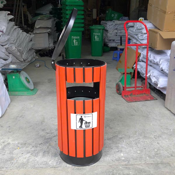 Cửa xả rác thiết kế nằm ngang không nắp đậy giúp bỏ rác nhanh chóng