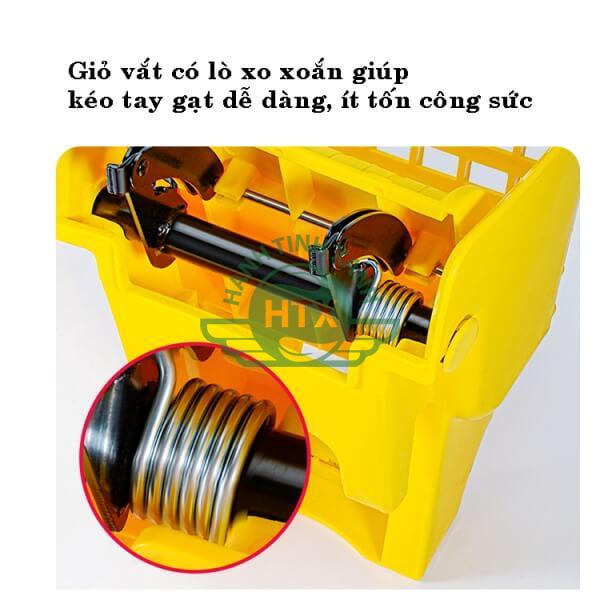 Lò xo xoắn tại thùng vắt móp giúp vắt nước dễ dàng