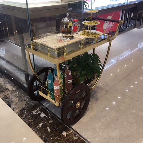 Xe đẩy khi vận chuyển đồ uống tại nhà hàng