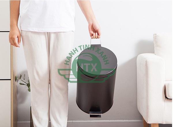 Mẫu thùng rác sơn đen 5L dễ dàng di chuyển