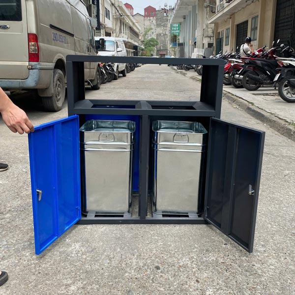 Thùng tôn bên trong chắc chắn, thiết kế quai sách tiện lợi khi vệ sinh thùng rác