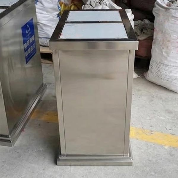 Thùng rác nắp lật tiện dụng, dễ dàng bỏ rác