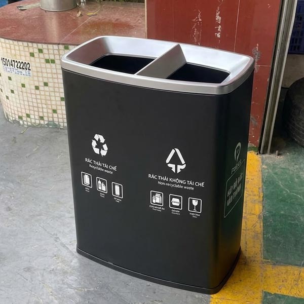 Thùng rác ngoài trời 2 ngăn màu đen được làm từ chất liệu bền bỉ, chịu mọi yếu tố thời tiết ngoài trời