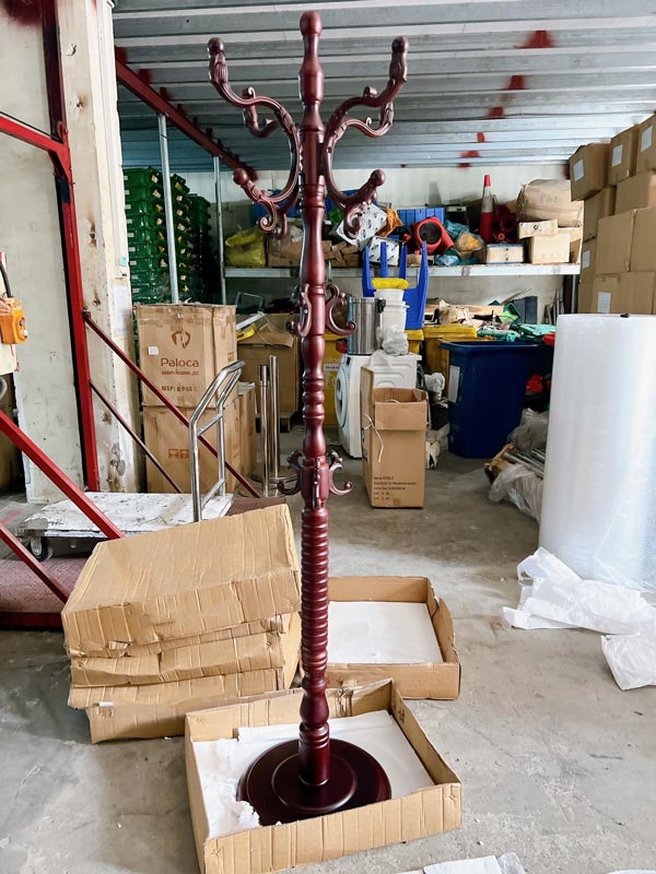 Hình ảnh thực tế cây treo quần áo đứng bằng gỗ tại kho Hành Tinh Xanh