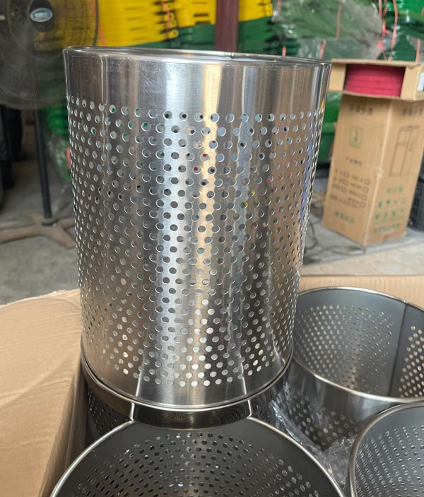 Sọt rác inox trắng dập lỗ không nắp có chất liệu inox cao cấp, chống gỉ sét hiệu quả