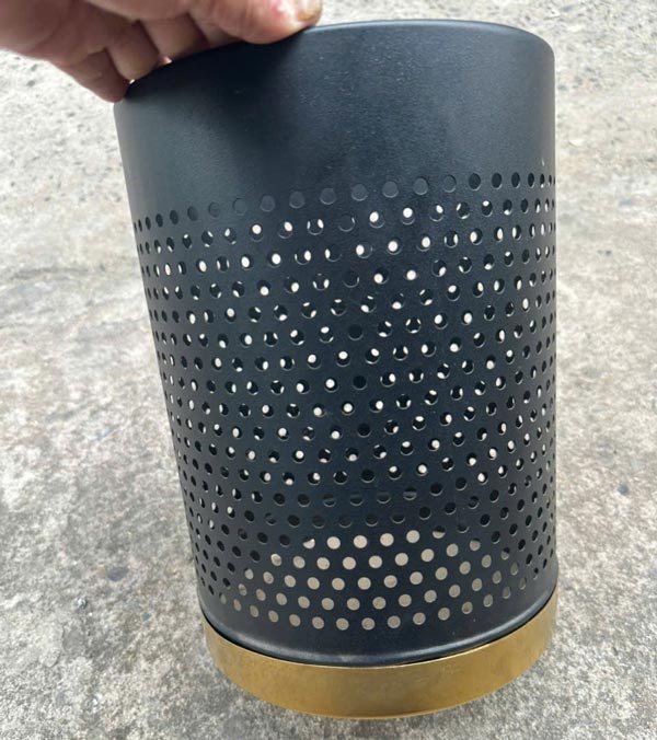 Thùng rác sơn đen đế inox mạ vàng Ø22