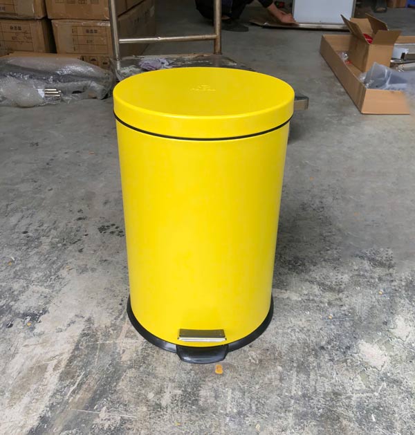 Hình ảnh thùng rác sơn vàng đạp chân 12L chụp tại kho
