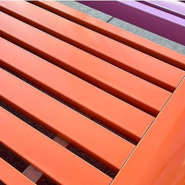 Các thanh nan ghế xếp cách đều nhau tạo độ thông thoáng cho người sử dụng