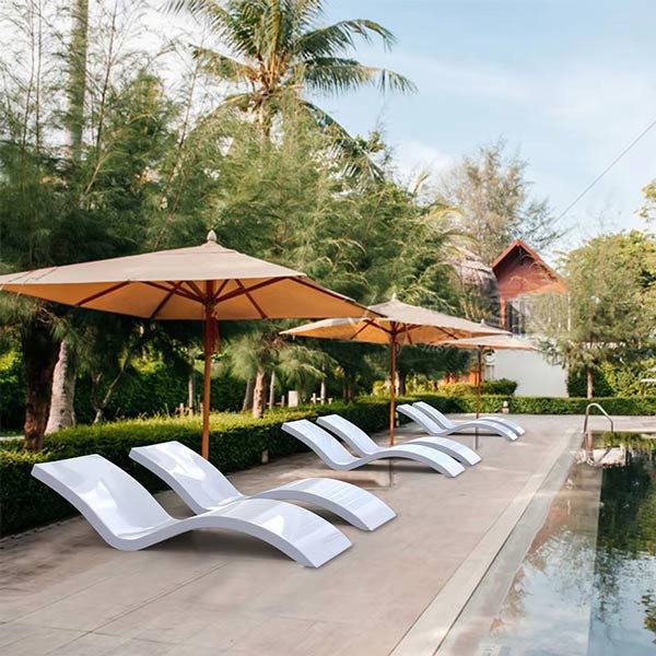Ghế nằm hồ bơi có thiết kế đơn giản, hiện đại cùng những đường nét tinh tế