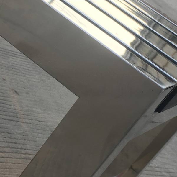 Thiết kế ghế vuông vức, góc cạnh tạo cảm giác bền bỉ, chắc chắn