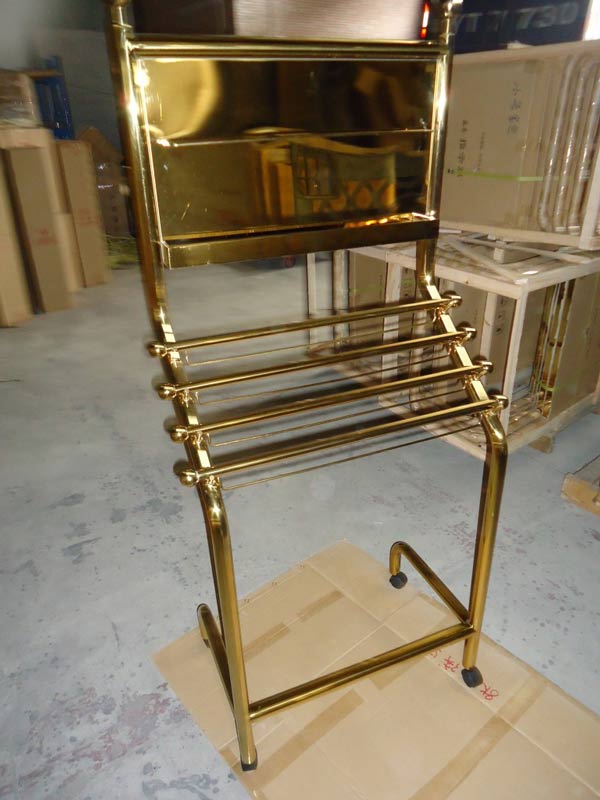 Hình ảnh thực tế giá để sách báo bằng inox mạ vàng