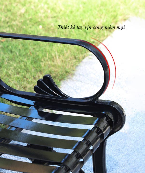 Tay ghế có họa tiết uốn cong mềm mại