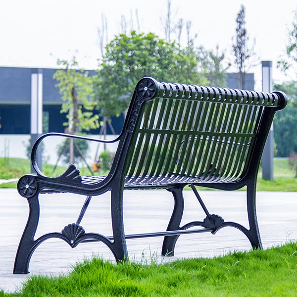 Ghế sắt phun sơn đen 1m8 chất liệu bền bỉ, chống gỉ sét tốt