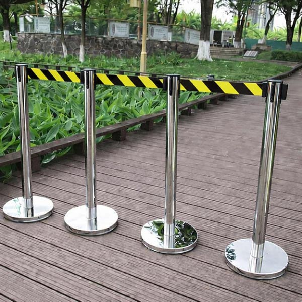 Hình ảnh thực tế cột chắn inox dây căng màu vàng đen
