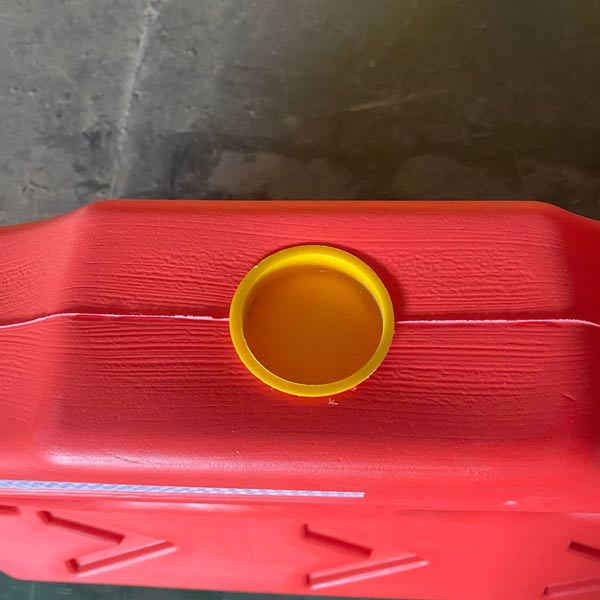 Thiết kế có ngăn đổ nước giúp tăng trọng lượng của dải phân làn