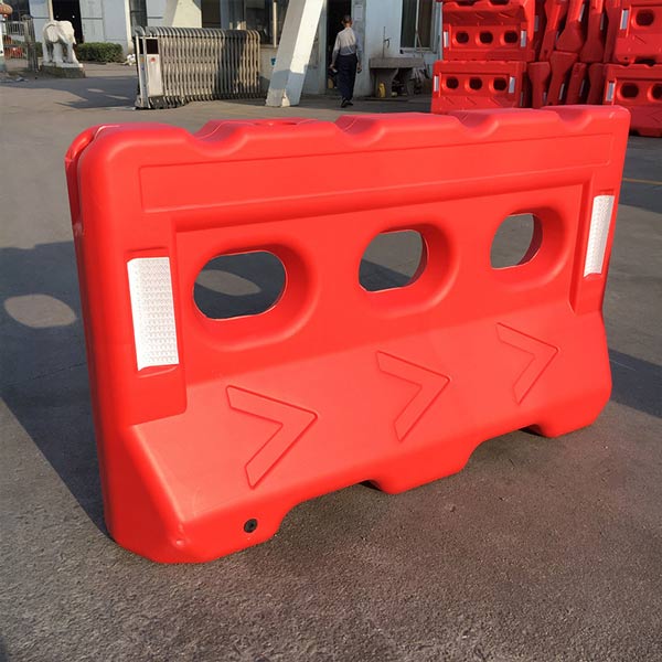 Dải phân cách nhựa di động chất liệu bền bỉ, chịu nắng mưa tốt