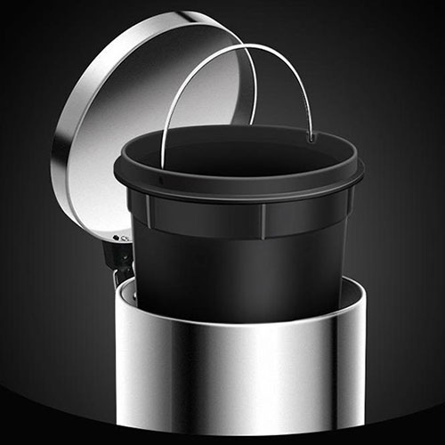 Xô nhựa bền bỉ, có quái sách thuận tiện khi vệ sinh thùng rác