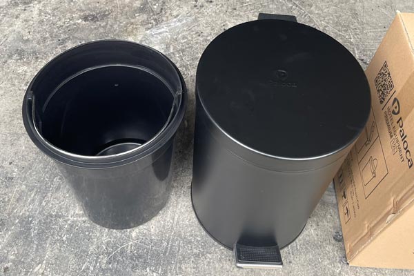 thùng rác sơn đen đạp chân tròn 12l