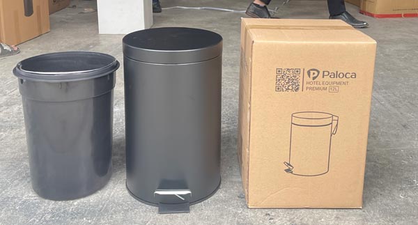 Hình ảnh thực tế thùng rác sơn đen đạp chân 