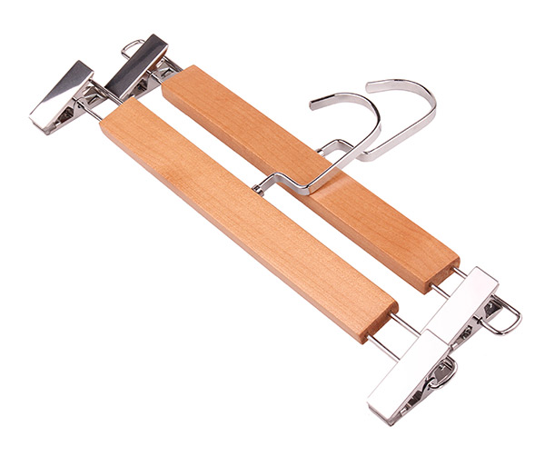 Móc treo quần áo kèm theo kẹp có chất liệu inox kết hợp với gỗ bền bỉ, sử dụng lâu dài