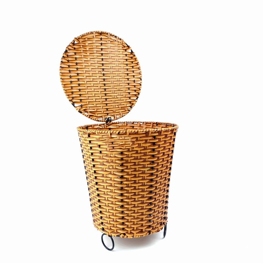 Sọt rác có đi kèm với nắp đậy linh hoạt, dễ dàng sử dụng